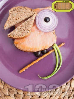 Детски сандвич Щастливият папагал с пълнозърнест хляб и пушена сьомга - снимка на рецептата